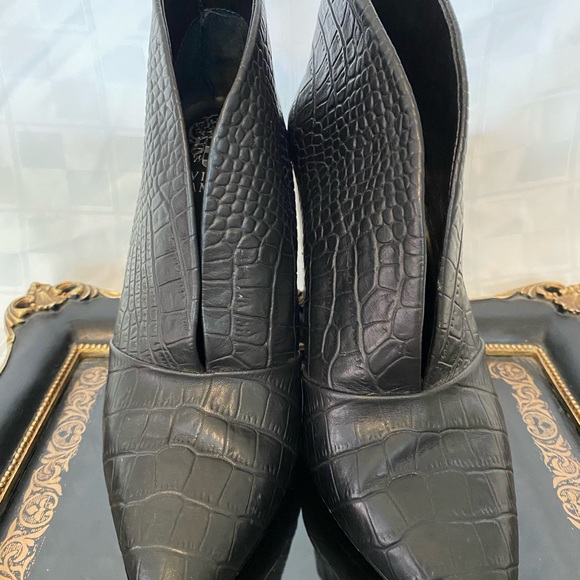 Vince Camuto Crock Embossed,Leather Ankle VFront boots,Zipper, 3.5”heels,Size 7M - Picture 8 of 17